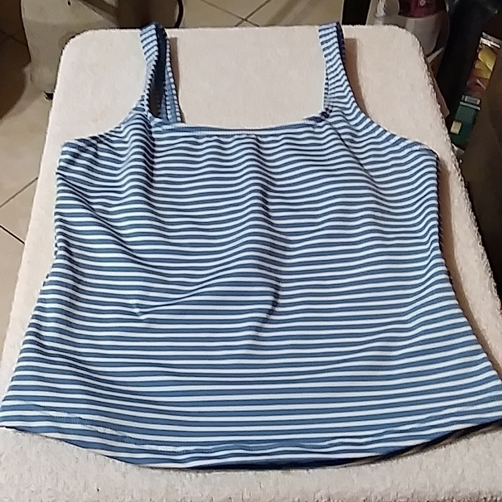 🌟Marika super cute yoga/workout top medium blue and white stripes bodycon.